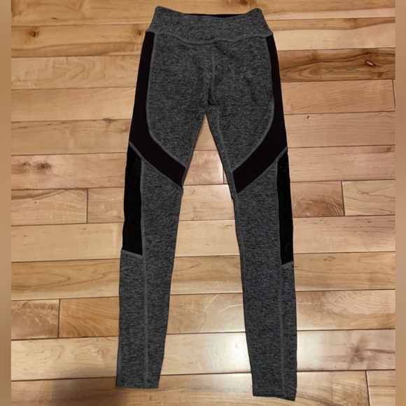 BEYOND YOGA GRAY LEGGINGS WITH MESH INSERTS - Picture 2 of 5
